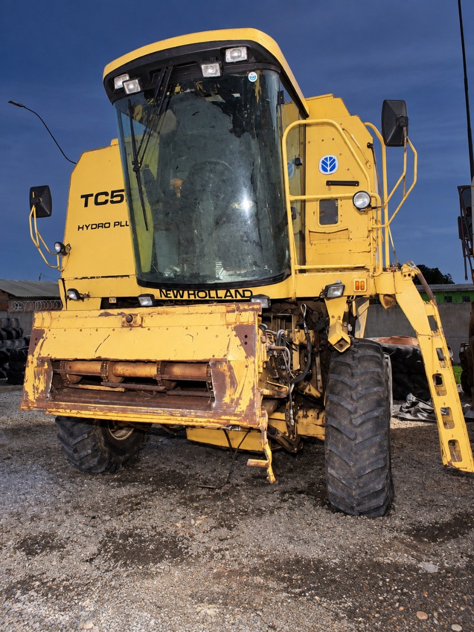 Colheitadeira New Holland TC 59 ano 1998