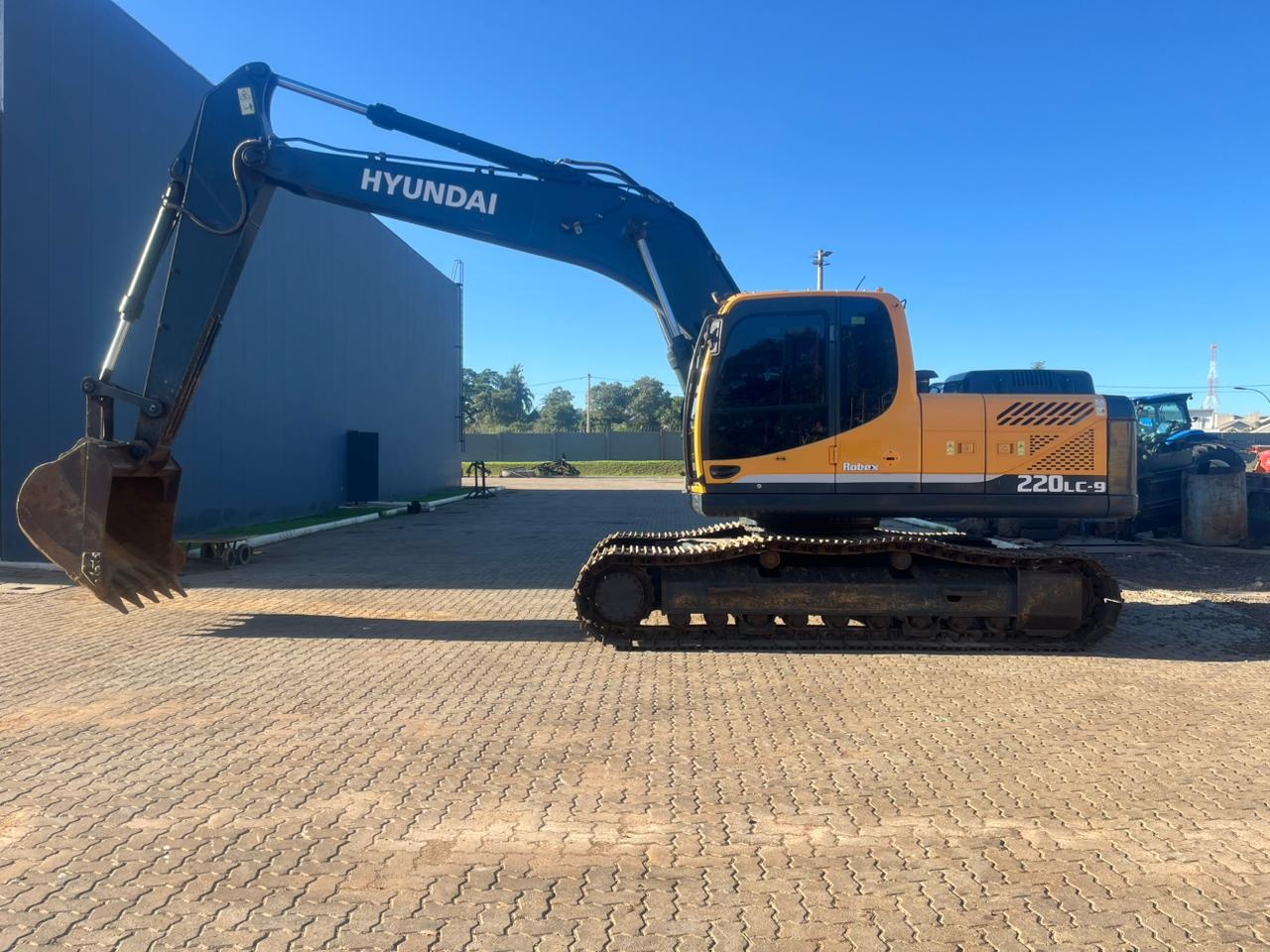 Escavadeira Hyundai 220LC ano 2023