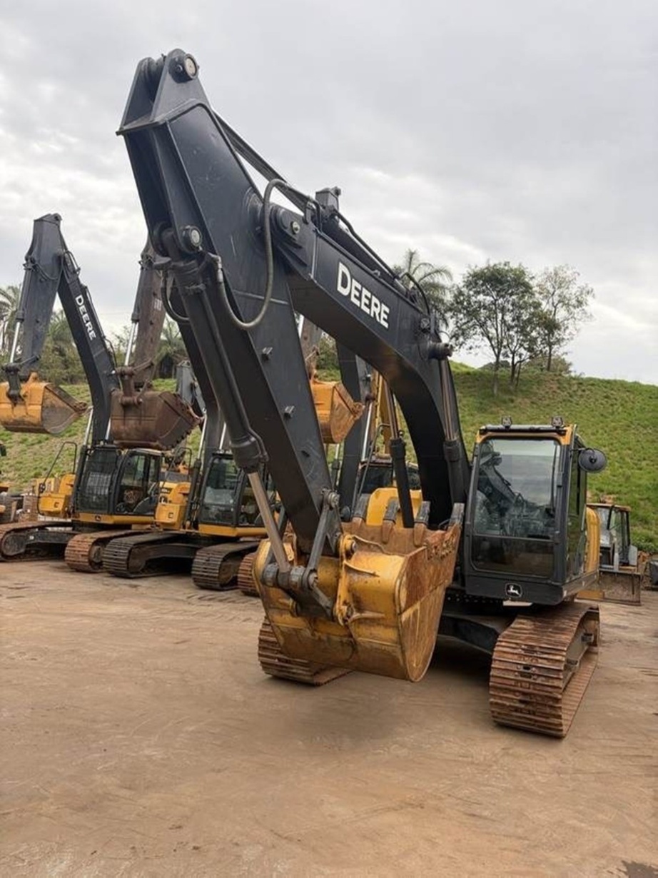 Escavadeira John Deere 210P ano 2024