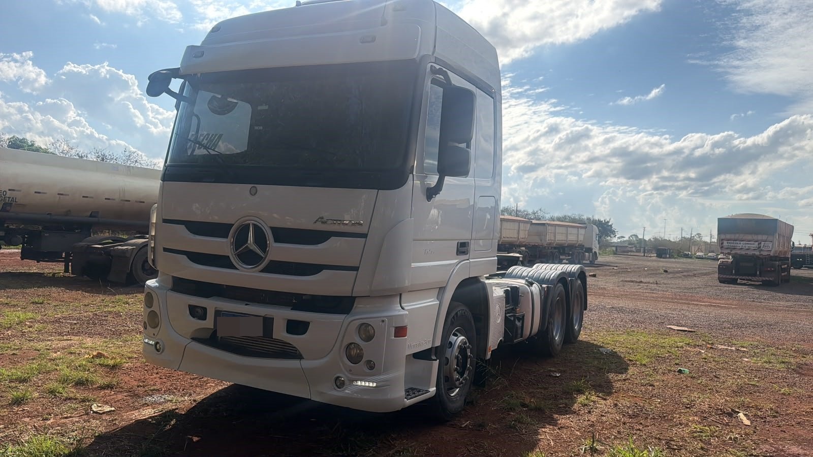 Caminhão Mercedes Benz 2651S 6X4 ano 2020