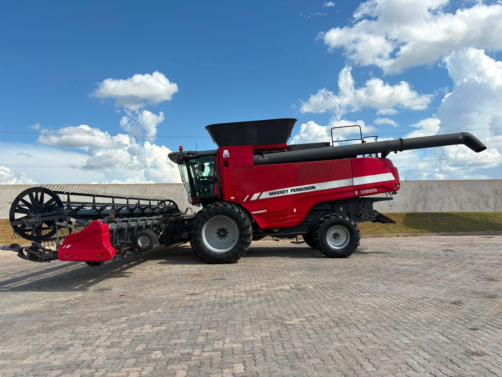 Colheitadeira Massey Ferguson MF 9895