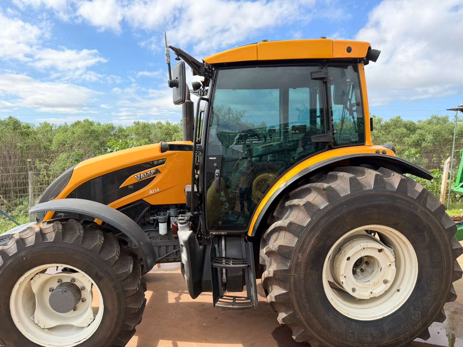 Trator Valtra A114 ano 2019