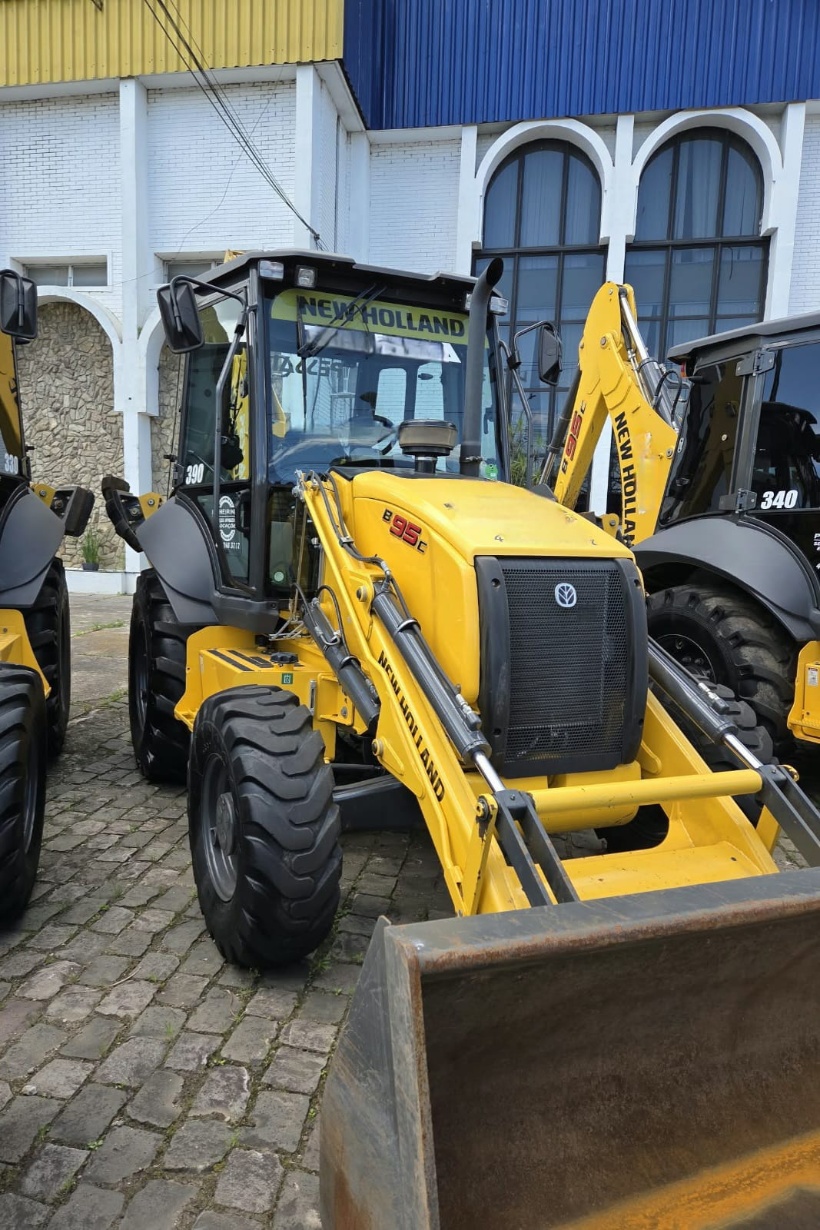 Retroescavadeira New Holland B95C ano 2025