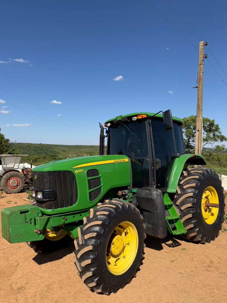 Trator John Deere 6145J ano 2016