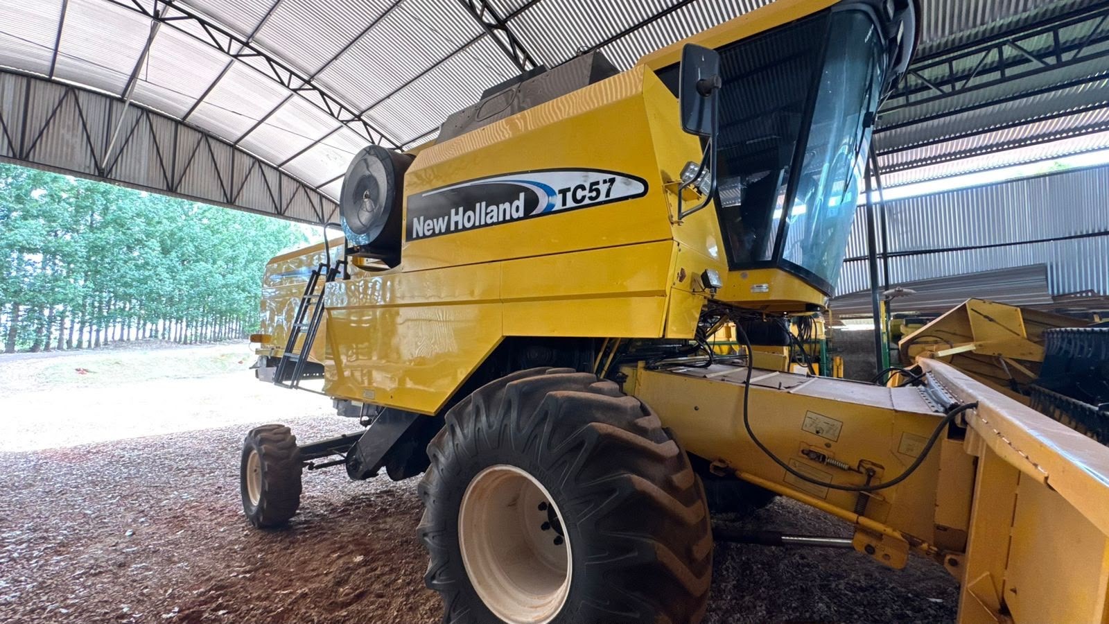 Colheitadeira New Holland TC 57 ano 2008