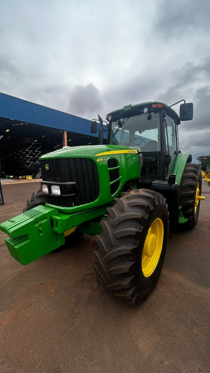Trator John Deere 6145J ano 2012