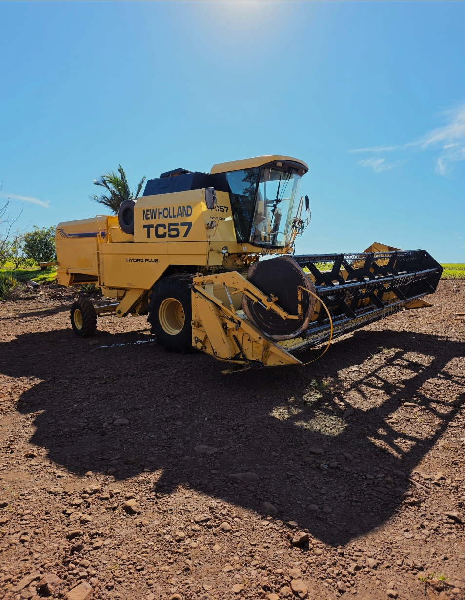 Colheitadeira New Holland TC 57 ano 2000
