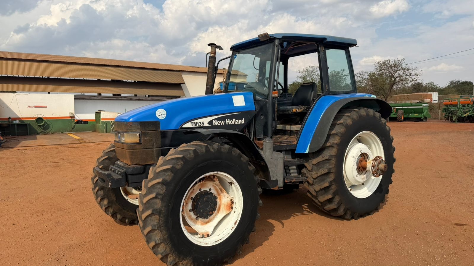 Trator New Holland TM 135 ano 2004