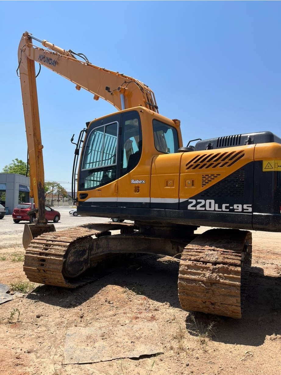 Escavadeira Hyundai R220LC-9 ano 2015