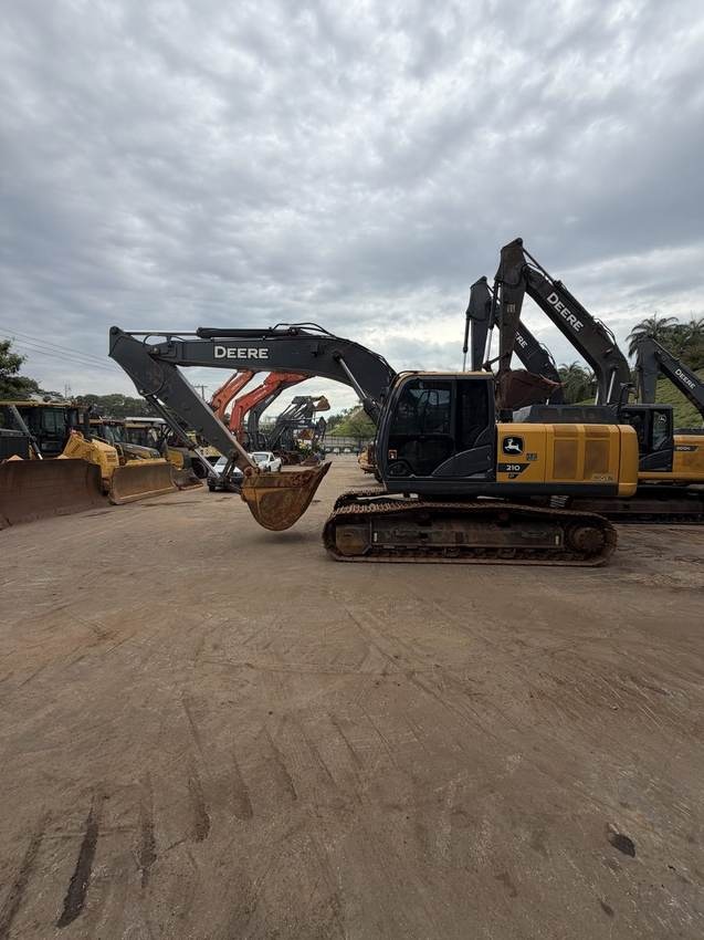 Escavadeira John Deere 210P ano 2024