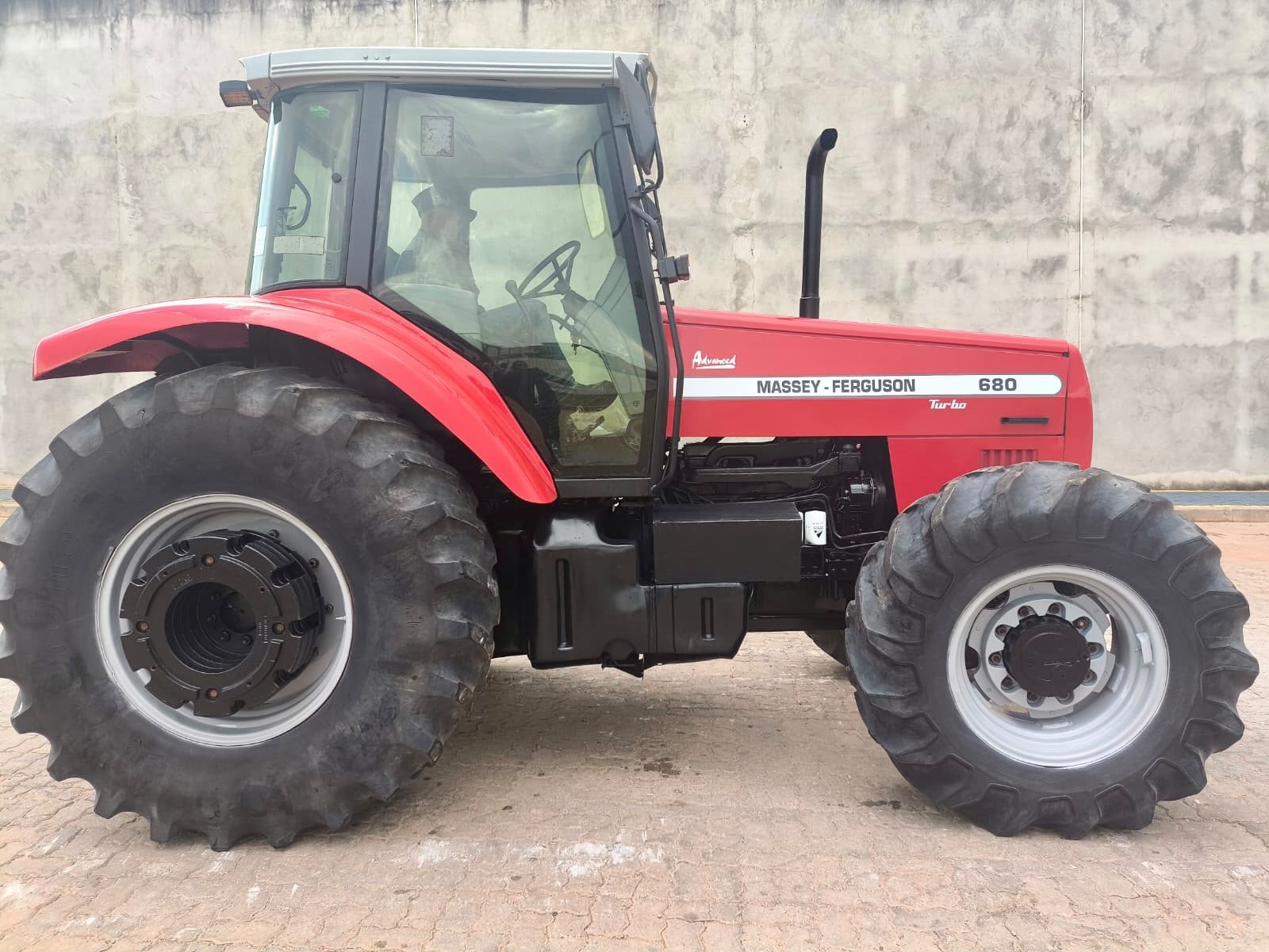 Trator Massey Ferguson MF 680 ano 2004