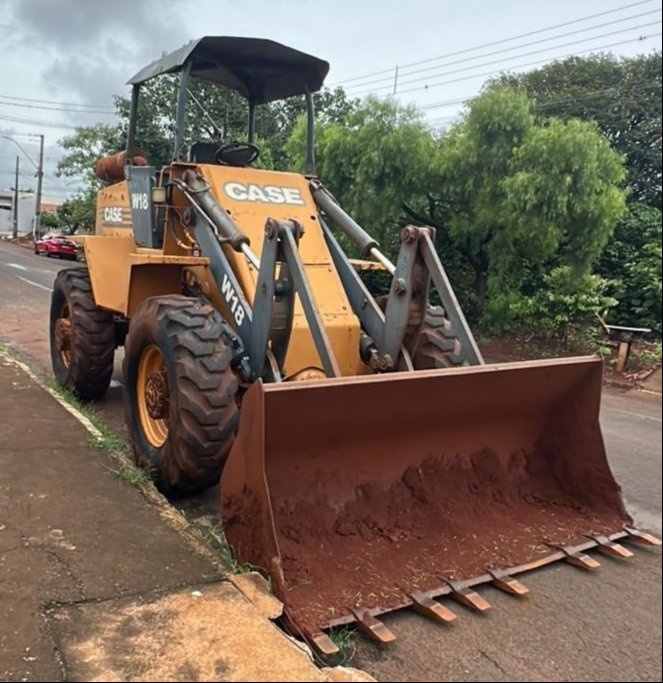 Pá Carregadeira Case W18 ano 1984