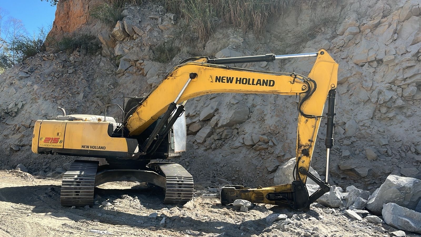 Escavadeira New Holland e215-b ano 2009