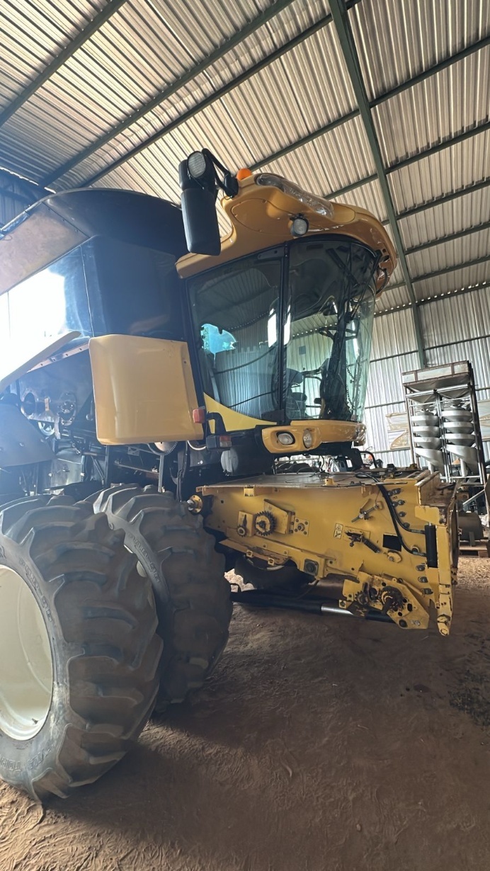 Colheitadeira New Holland CR 9060 ano 2012