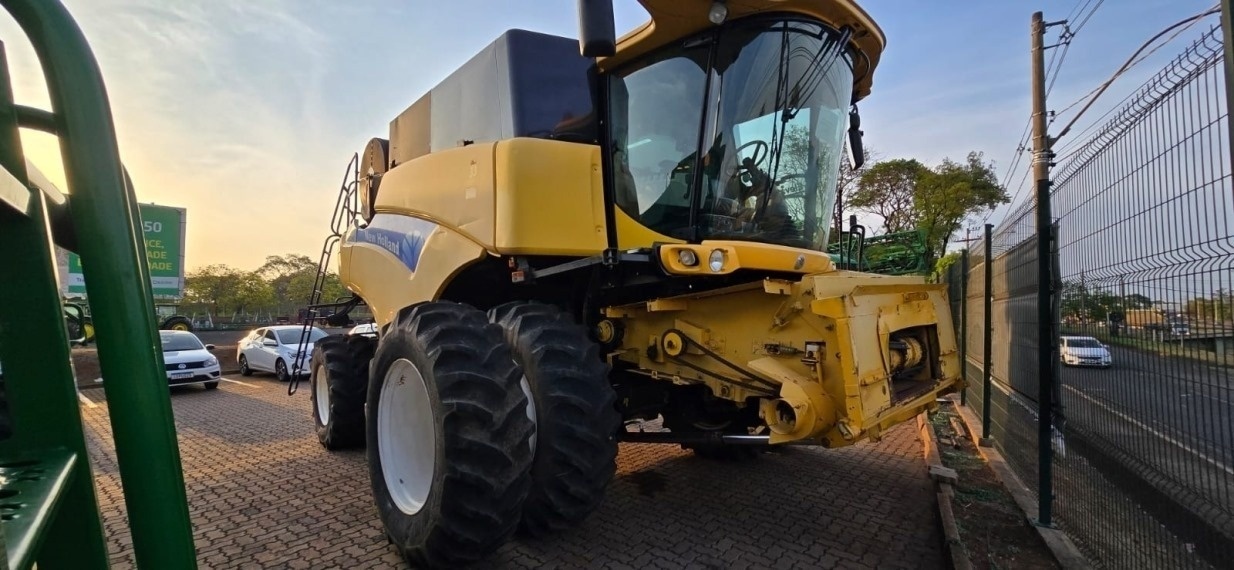 Colheitadeira New Holland CR 9060 ano 2012